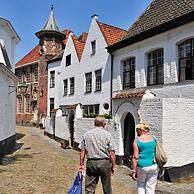 Toeristen in het Sint-Elisabethbegijnhof met zijn 17de-eeuwse barokke huisjes te Kortrijk, België
